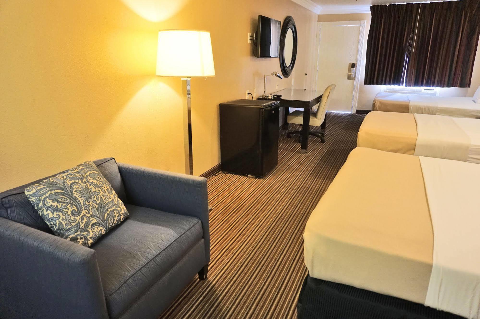 Hollywood Inn Express South Лос-Анджелес Экстерьер фото