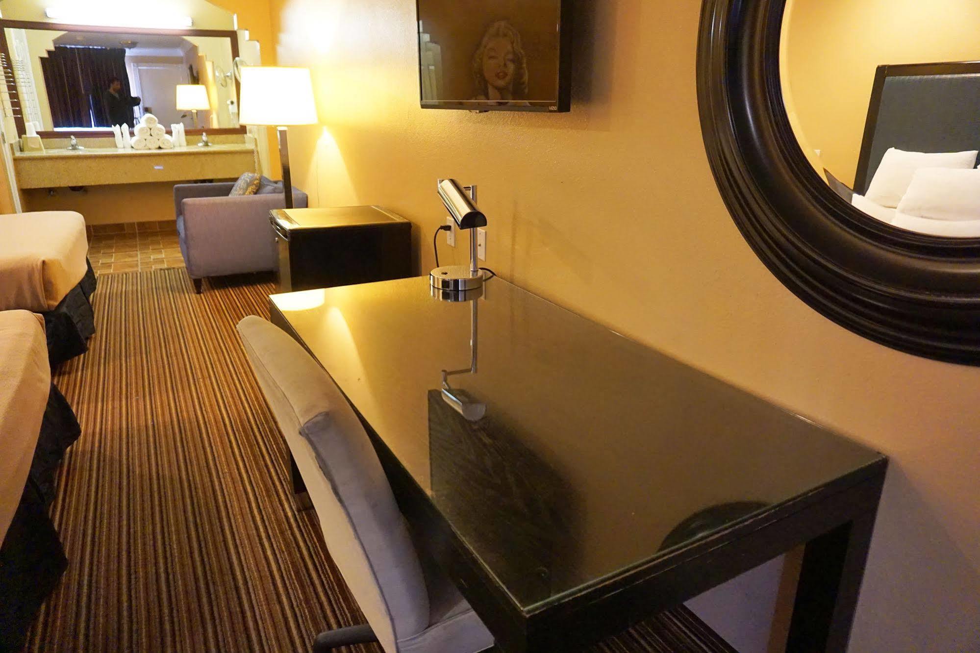 Hollywood Inn Express South Лос-Анджелес Экстерьер фото