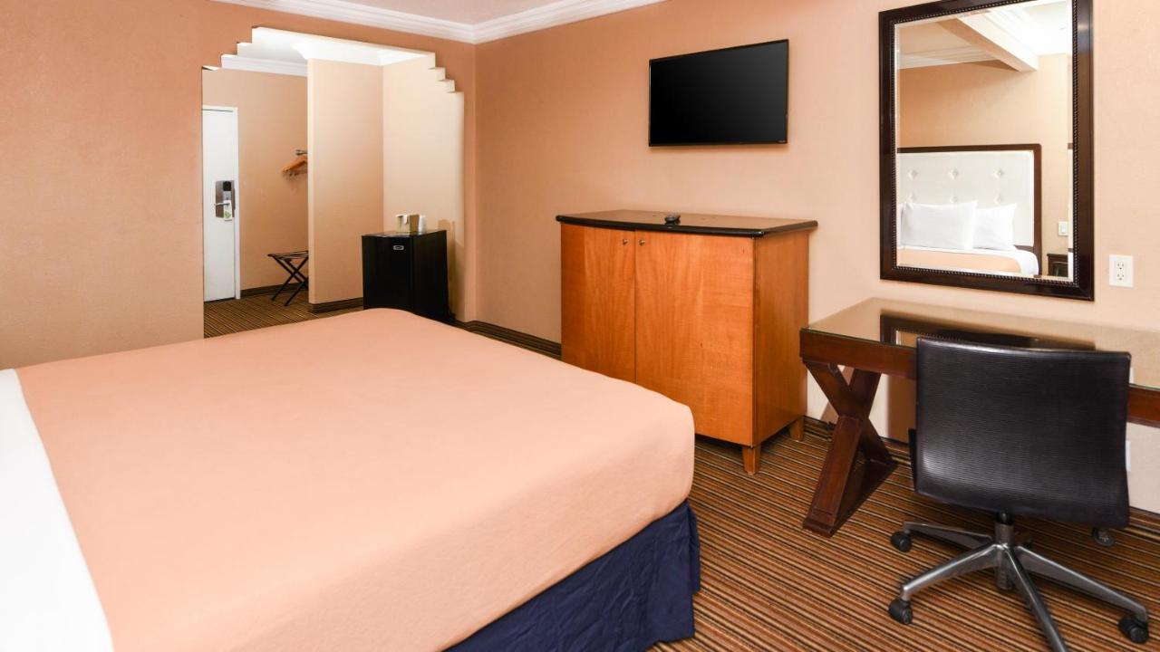 Hollywood Inn Express South Лос-Анджелес Экстерьер фото
